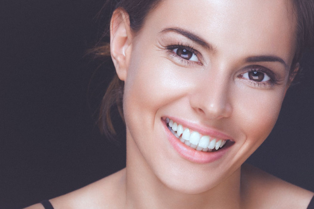 Close up of a pretty browned eyed smiling brunette woman